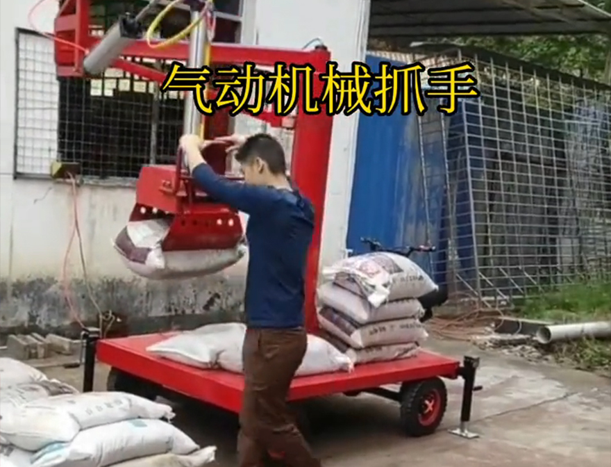 楚雄市机械抓手青储搬运机楚雄市酒糟抓斗价格码垛卸货神器机械抓手机械臂搬运详细视频